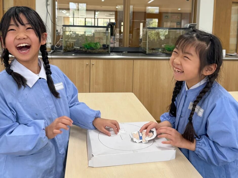 紙の工作をする女の子たち