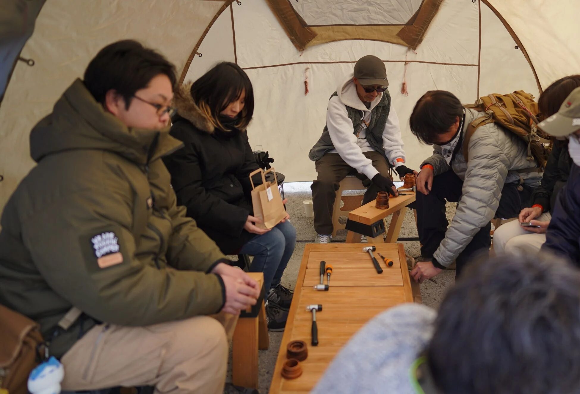 ワークショップで木工を楽しむ人々