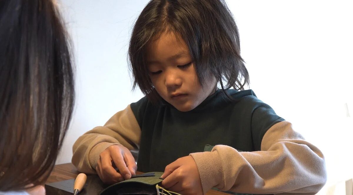 真剣な表情で作業する子ども