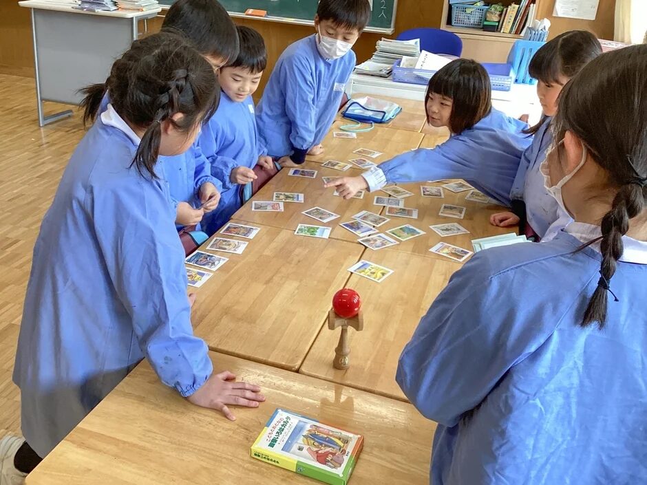 かるたを楽しむ小学生たち
