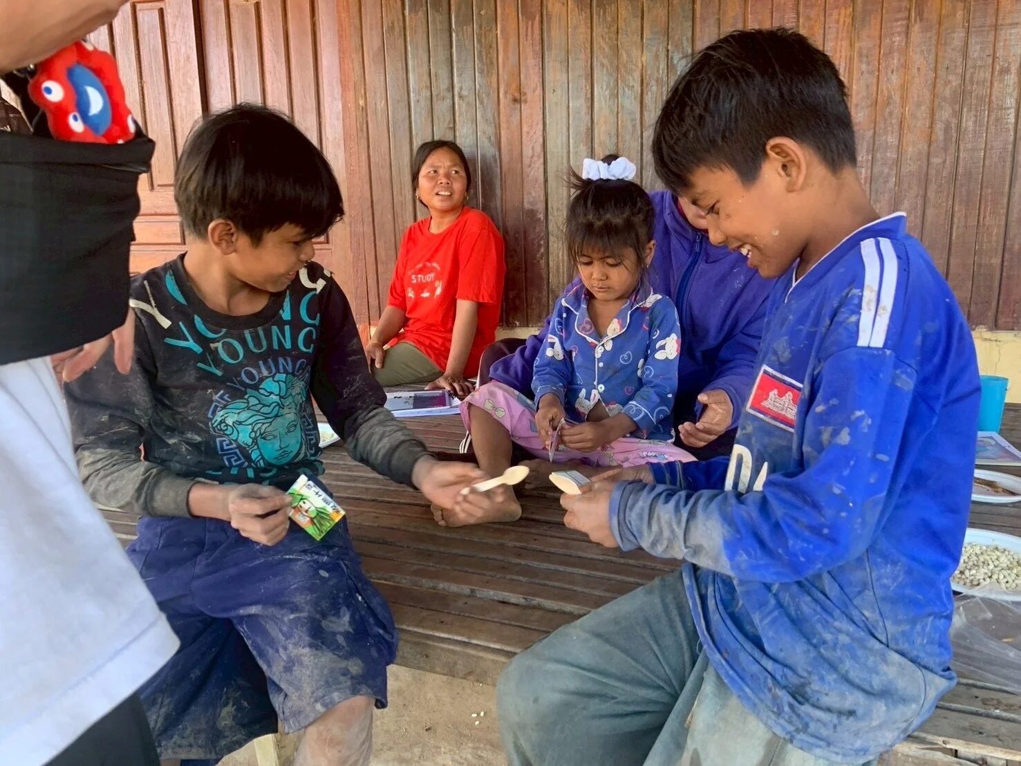 屋外で学習・交流する子どもたち