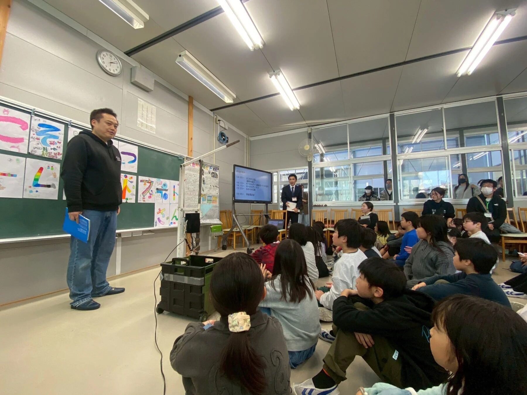 教室で話を聞く子どもたち