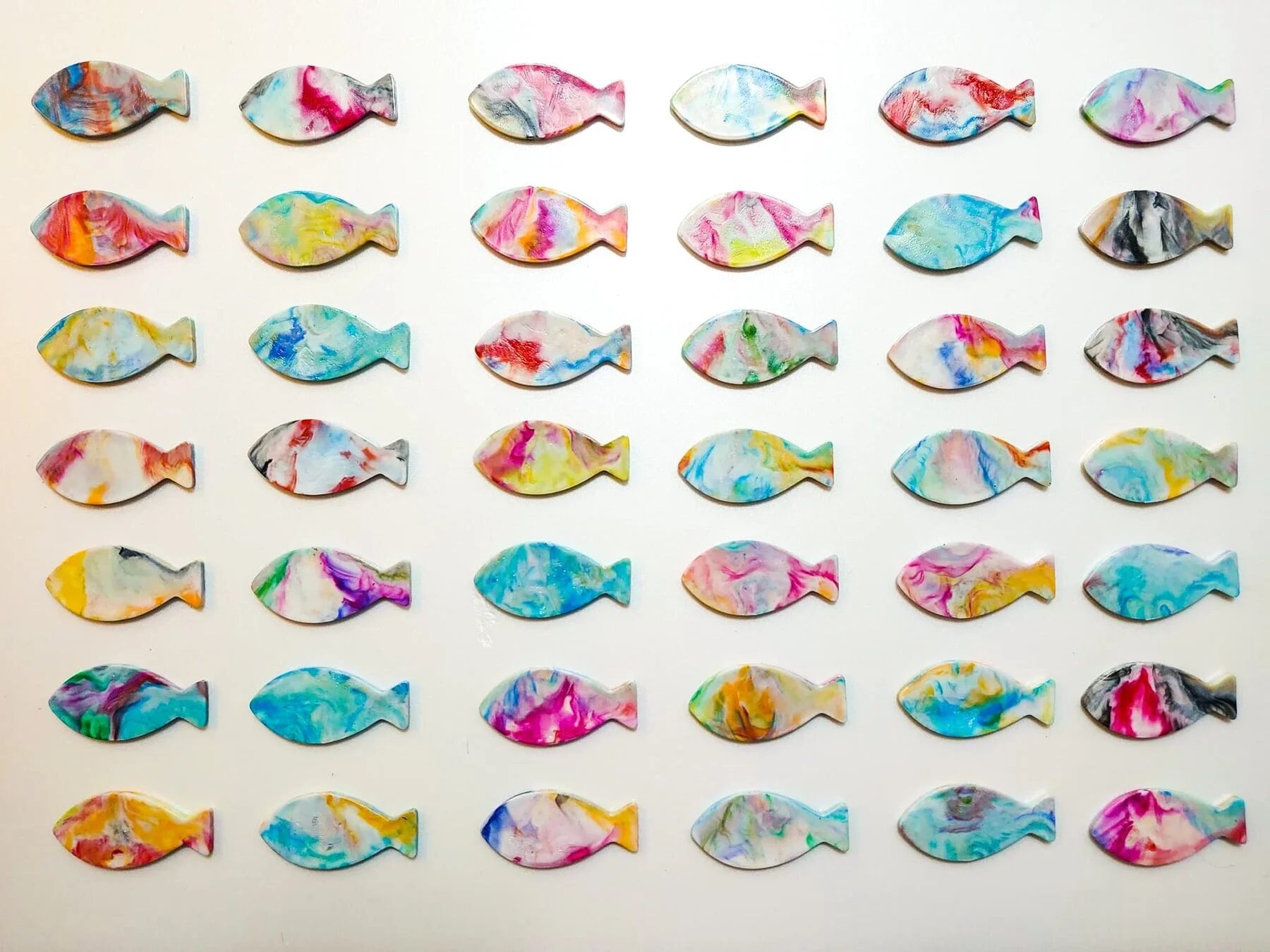 様々な色の魚のオブジェ