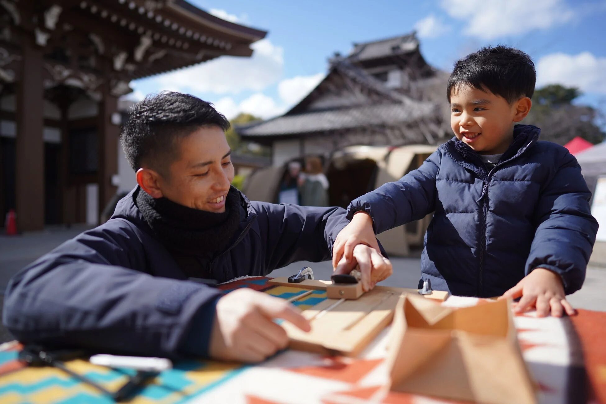 子供にものづくりを教える大人