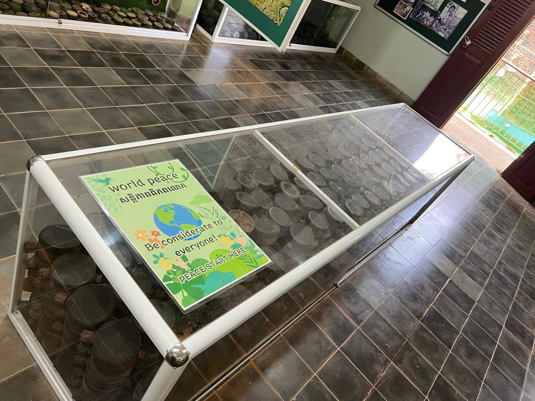 地雷展示と平和のメッセージ