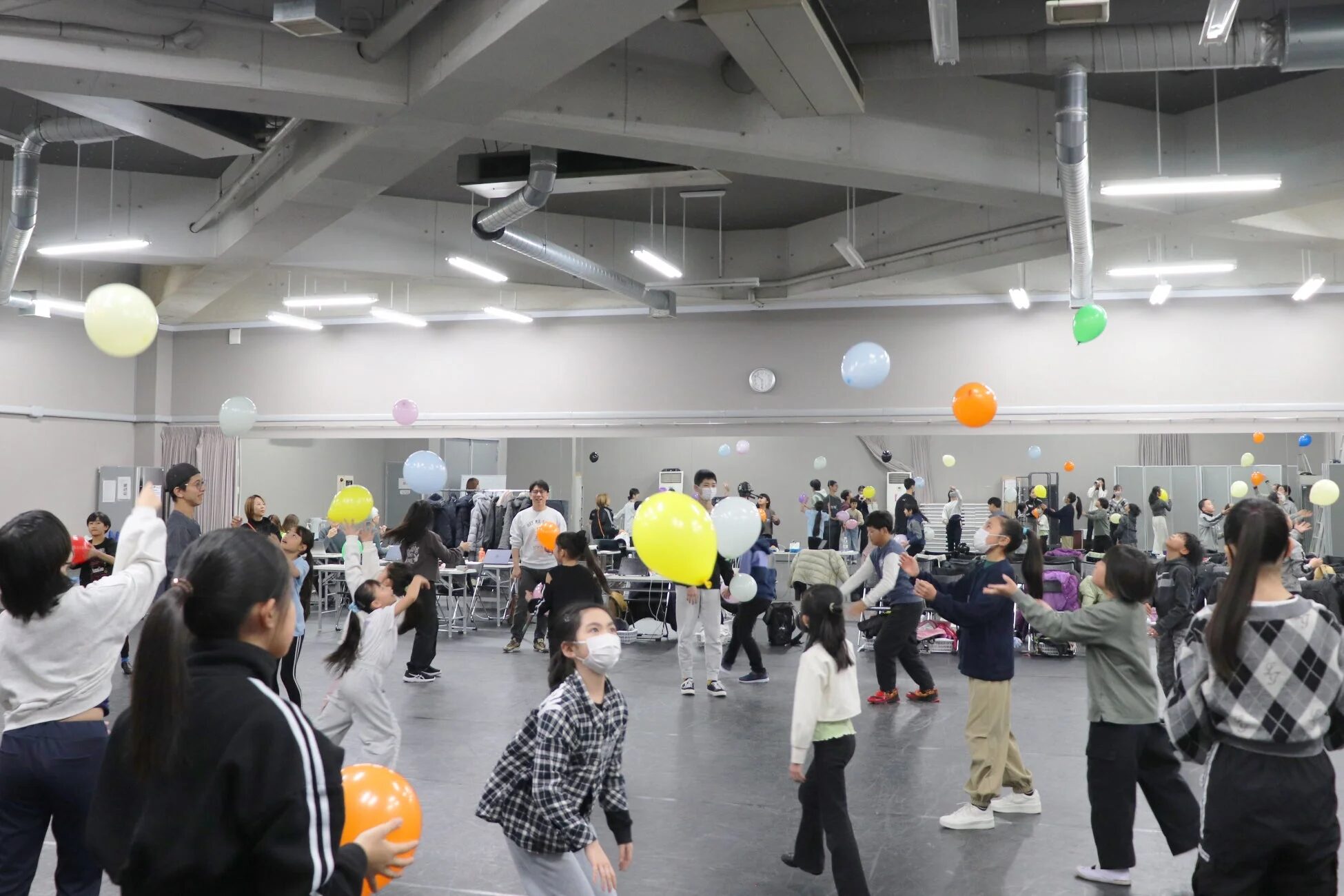 風船で遊ぶ子どもたちと大人