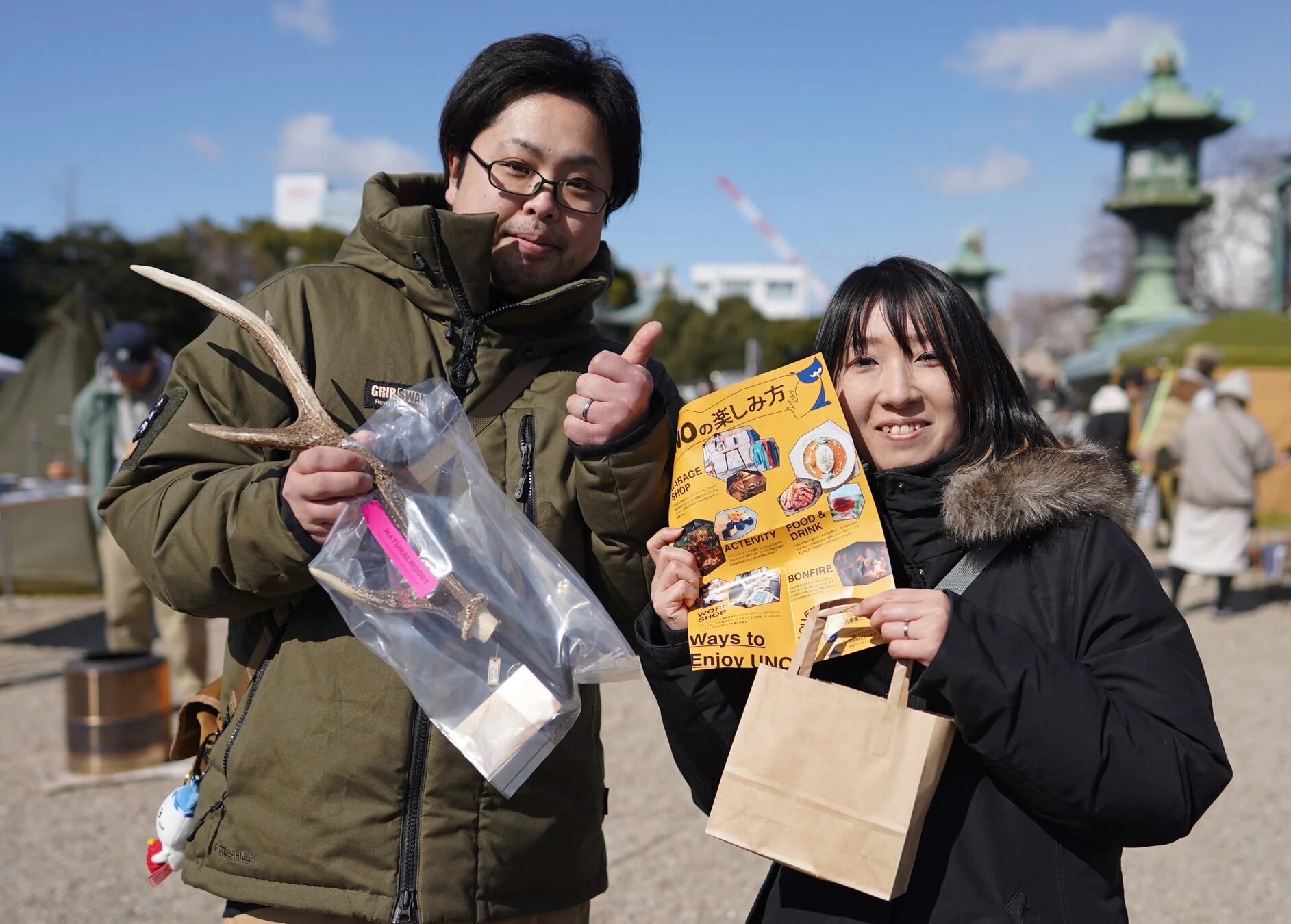 イベントを楽しむカップル