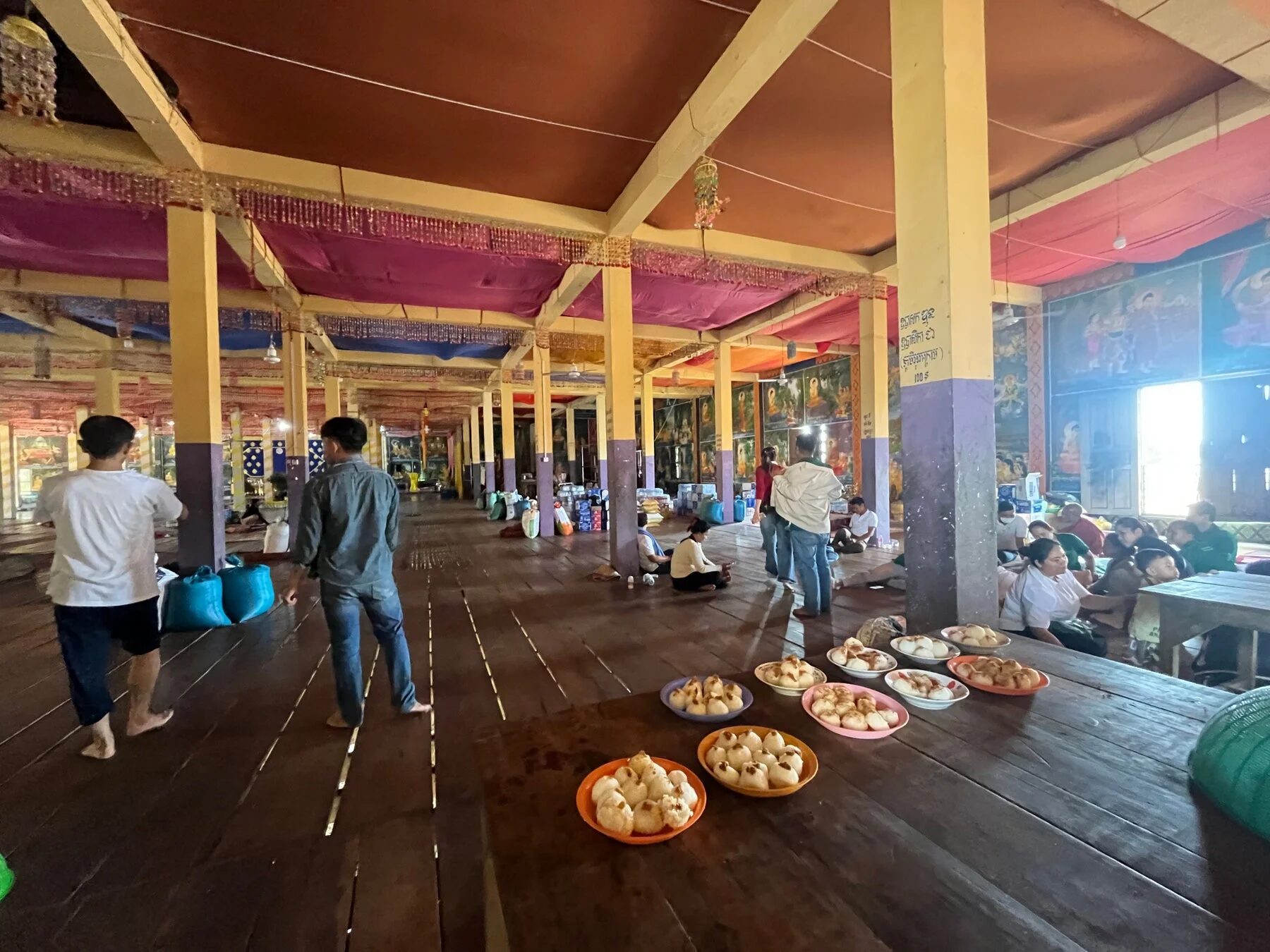 寺院のようなホールでの集会