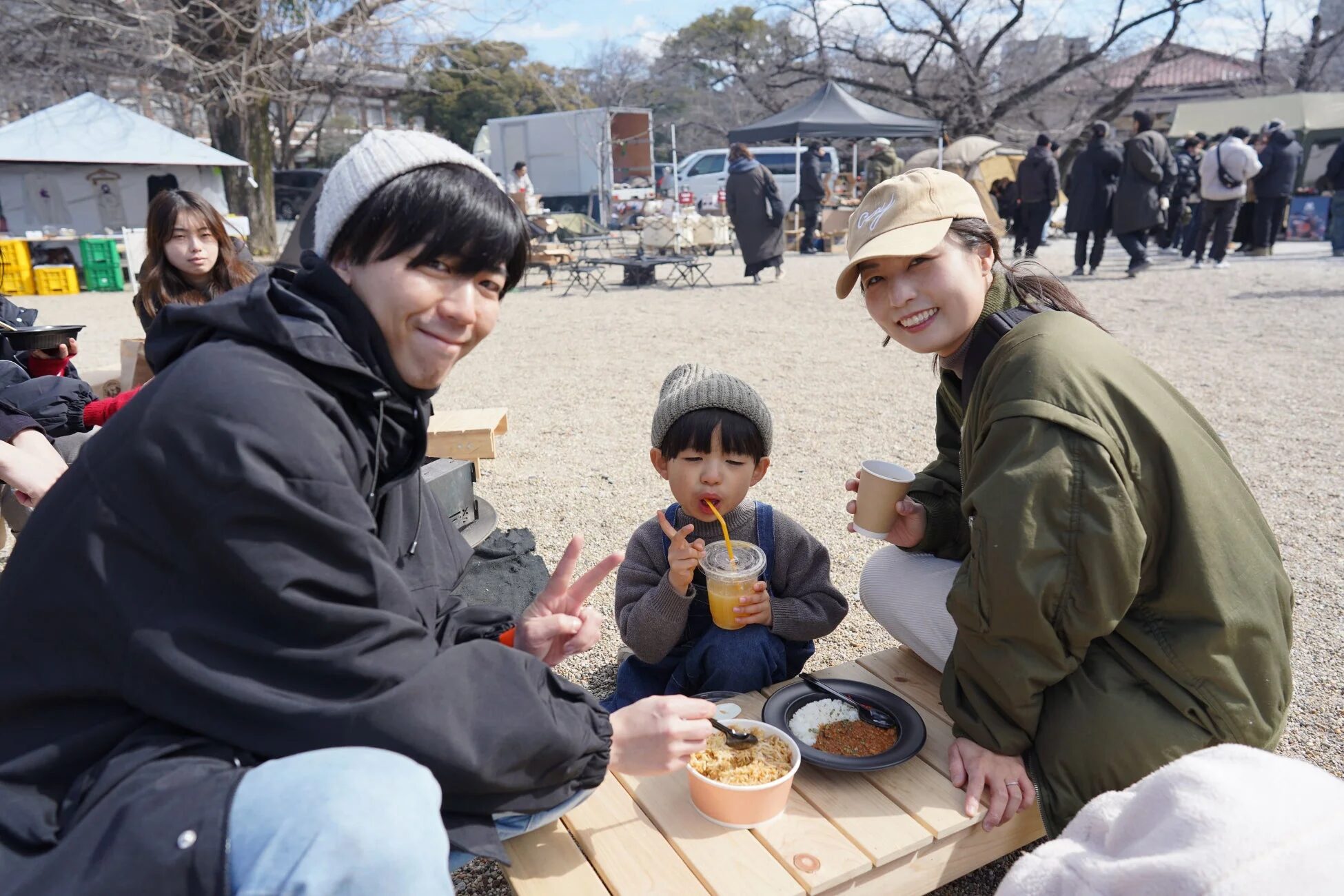 食事を楽しむ家族