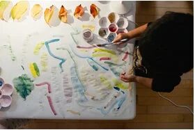 水彩絵の具で描かれたカラフルなアート作品