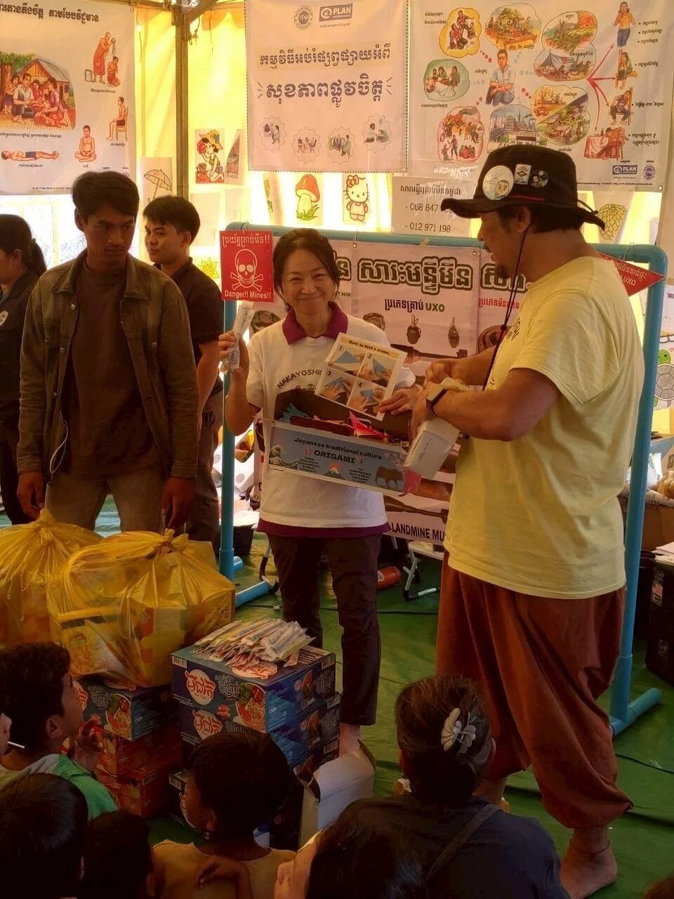 地雷啓発ポスターと折り紙