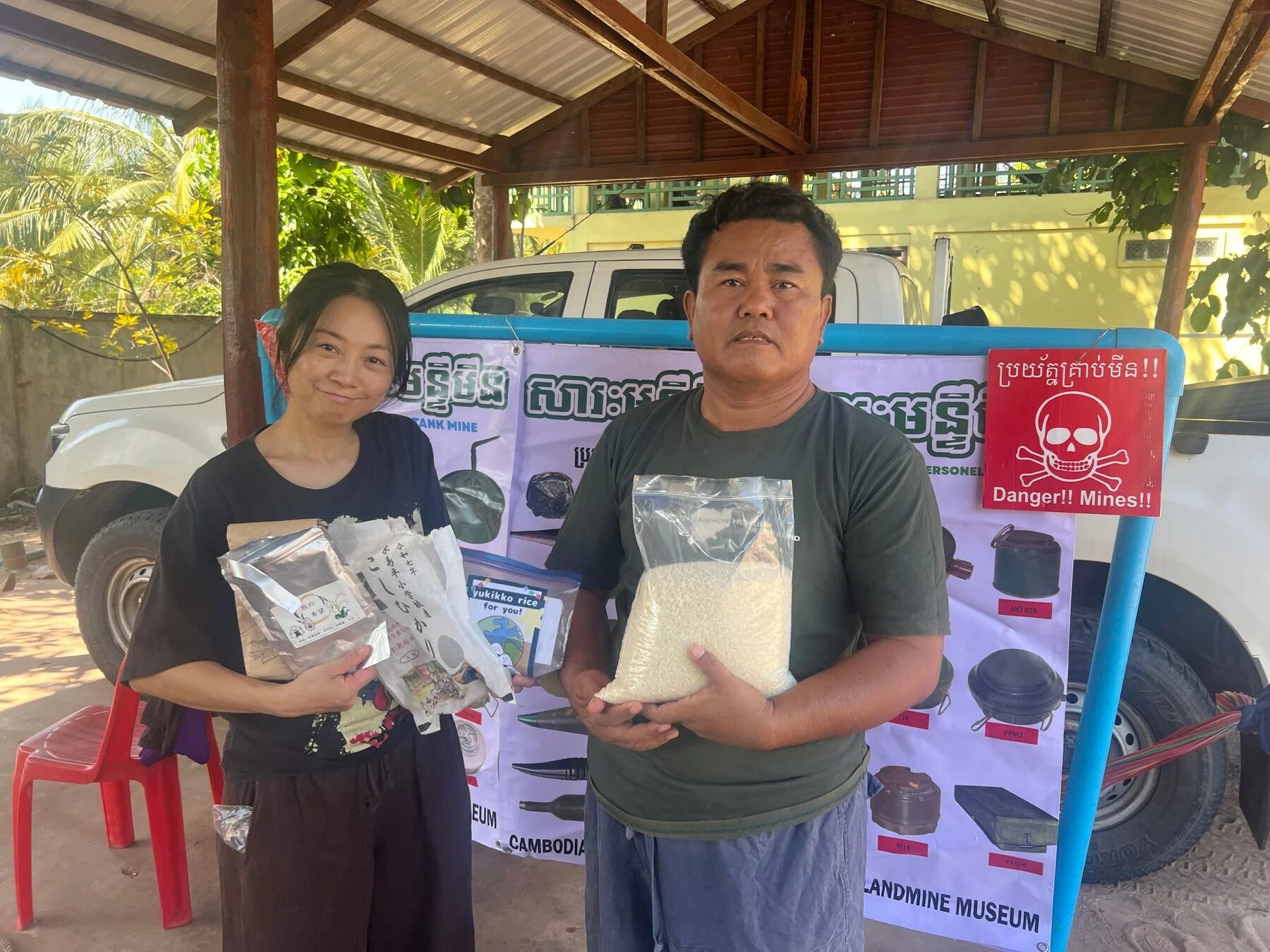 地雷博物館で米を持つ人々