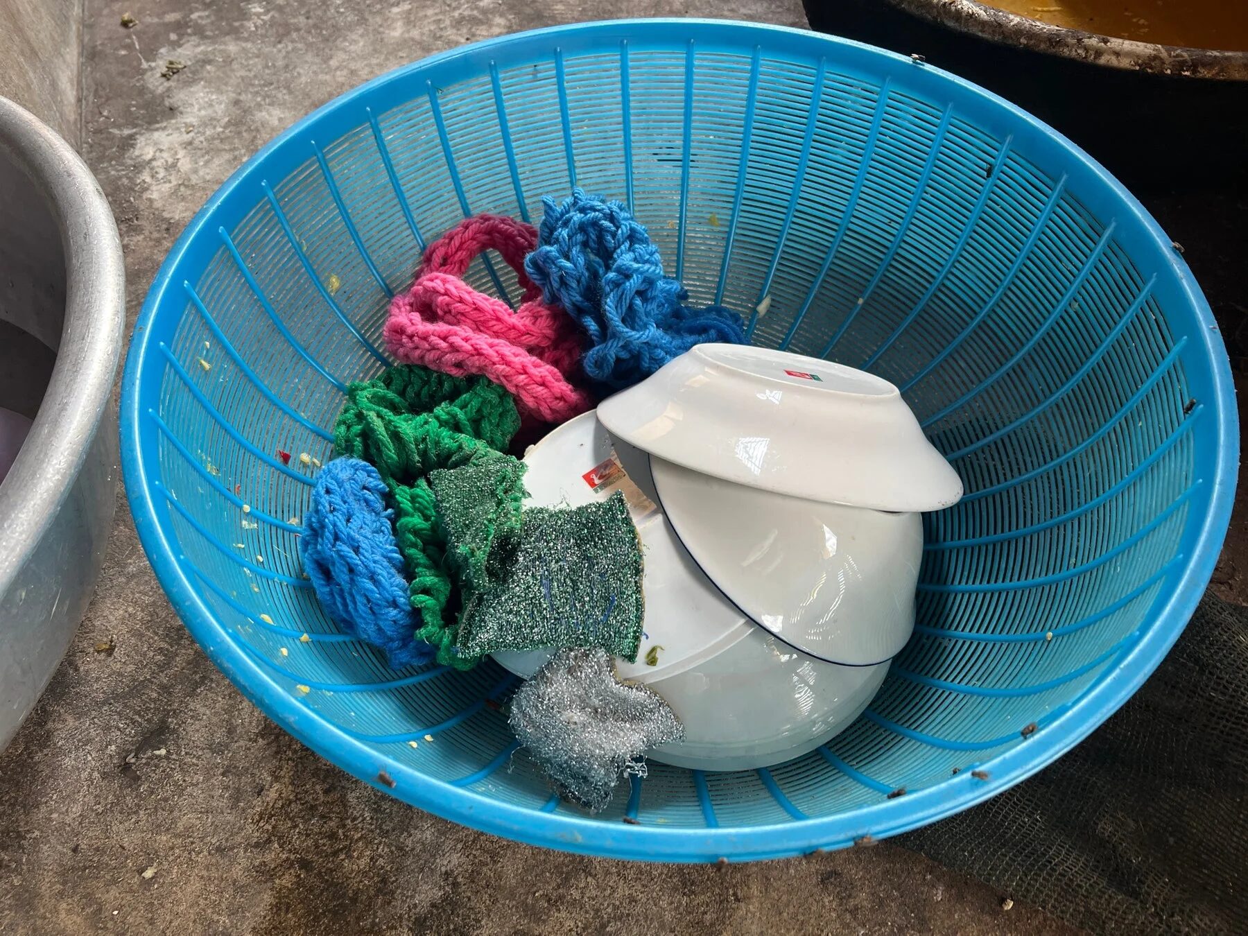 アクリルたわしと食器