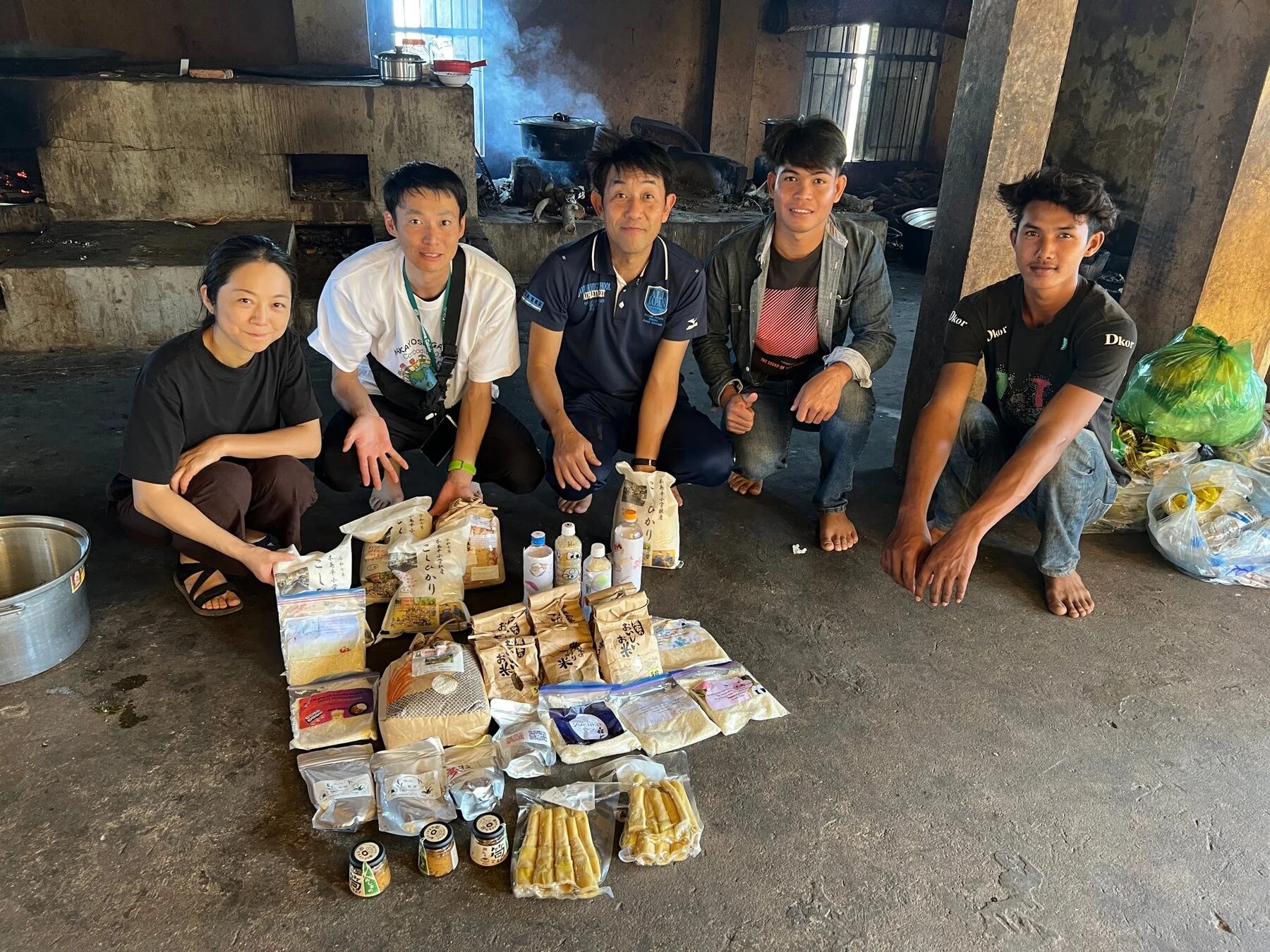 支援物資の米を囲む人々