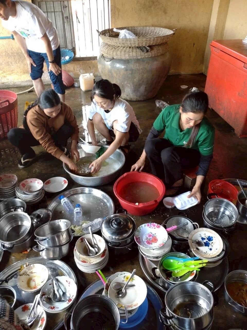 共同で皿洗いをする人々