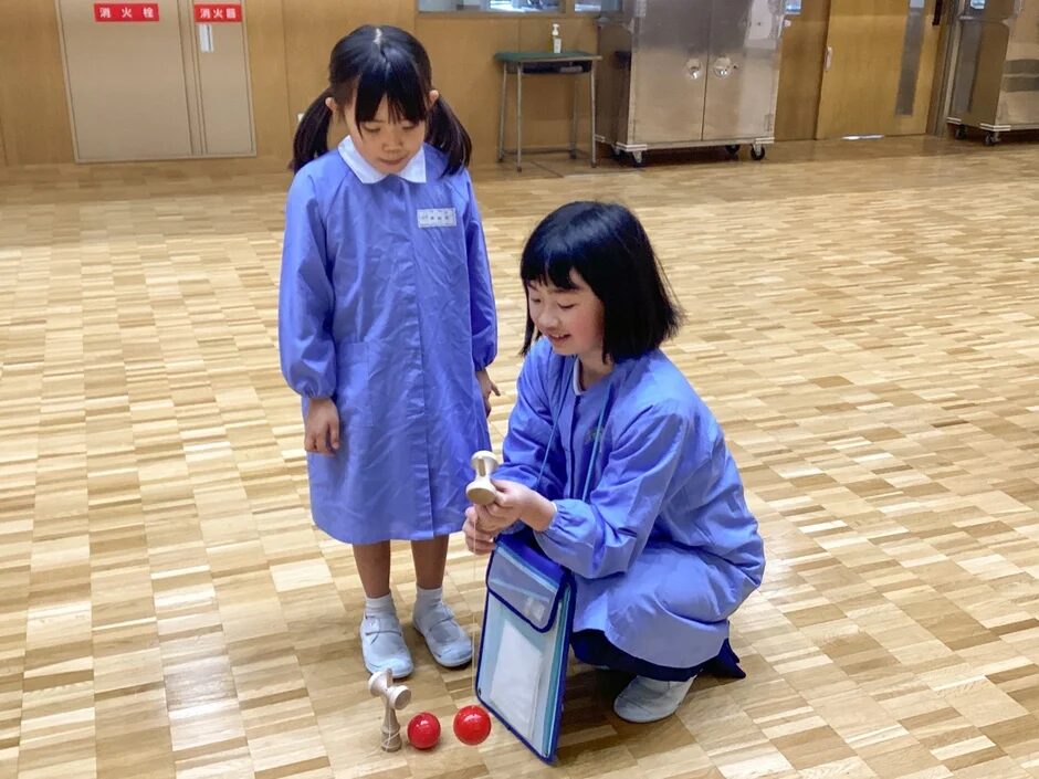 けん玉で遊ぶ女の子たち