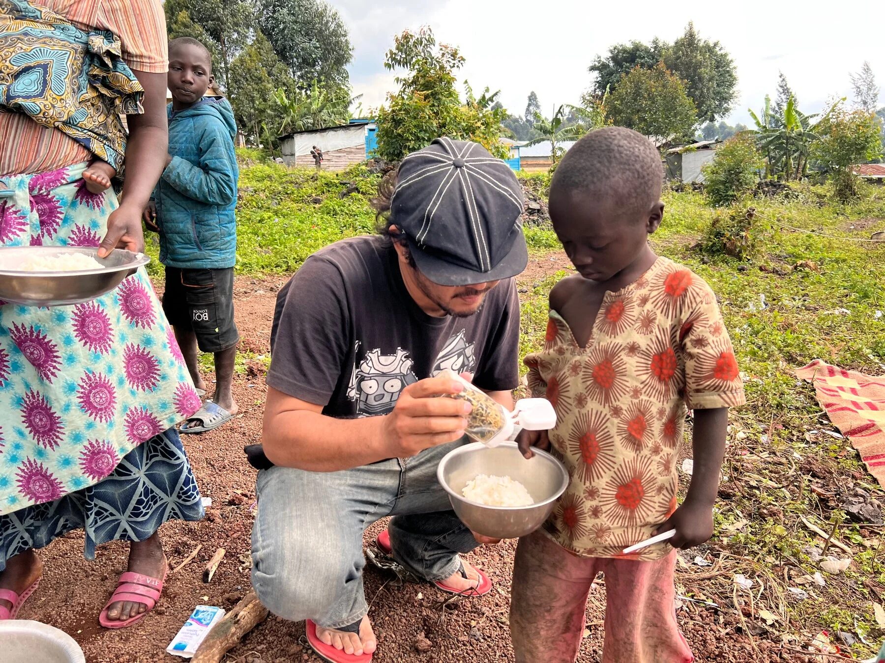 食事の配給を受ける子ども