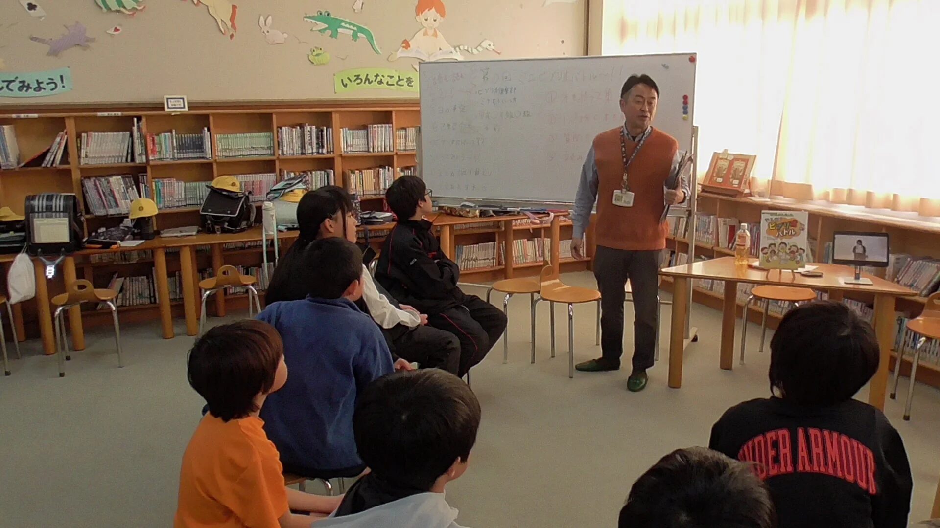 図書館でビブリオバトルのワークショップに参加する児童たち