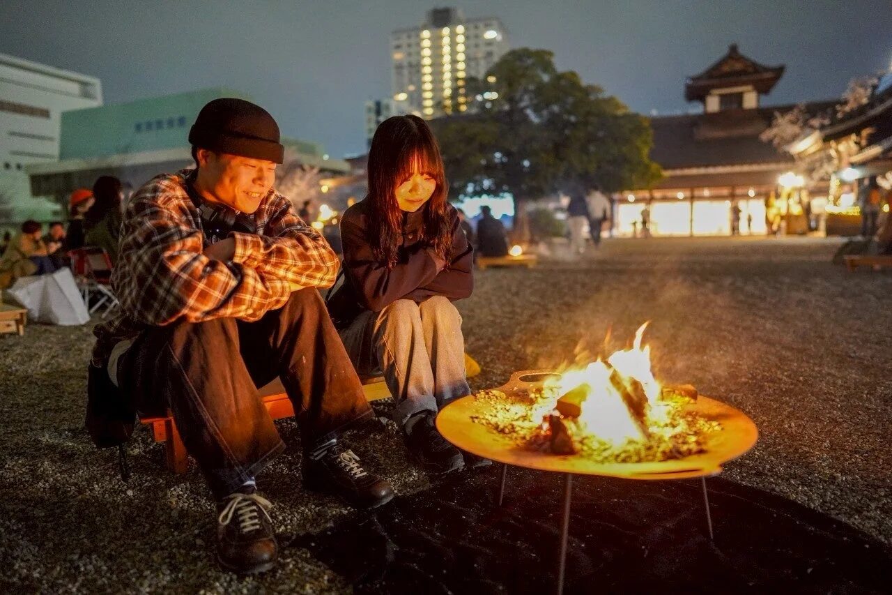 焚き火を囲むカップル